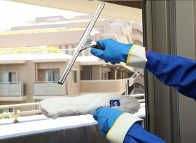 専用洗剤でガラス洗浄 専用洗剤でガラス洗浄